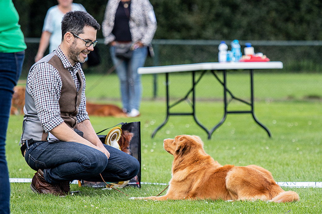 Gwenny liegt vor Stephan, der sie anlächelt